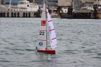 Imatge del veler guanyador de l’RC Sailing Challenge 2014 ‘Els emproats’, construït per estudiantat de l’ETSEIB.
