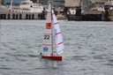 Imatge del veler guanyador de l’RC Sailing Challenge 2014 ‘Els emproats’, construït per estudiantat de l’ETSEIB.