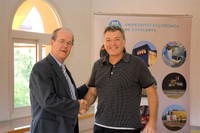 El rector de la UPC, Antoni Giró, i el cap de l’equip i president de Galactic Suite Moonrace, Xavier Claramunt.