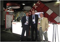 D’esquerra a dreta, el gestor d’innovació del CREB, Manel González; el  periodista Antoni Bassas, corresponsal de TV3 a Washington, i el vicerector de Política Científica de la UPC, Xavier Gil, a l’estand de Biocat a la fira.