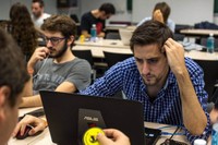 Un estudiant elaborant el seu projecte en el marc d'una edició anterior de hackatons.
