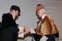 El rector lliura l'anell al nou doctor 'honoris causa'
