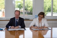 El rector de la UPC, Antoni Giró,  i la directora de la Fundació CatalunyaCaixa, Marta Lacambra, signant el conveni al Rectorat de la Universitat,  a Barcelona