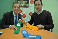 L'investigador Feliu Marsal, del Centre d’Innovació Tecnològica de la UPC (a l'esquerra), i Óscar Deumal, de Sutran, amb els mitjons antisuor.