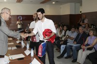 L'estudiant Eduard Llorens (en primer terme) i el tutor del seu treball, Pau Baya, recollint el 15è Premi UPC 'Arquitectura, Ciència i Tecnologia Sostenibles' per a treballs de recerca de batxillerat 