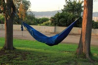 El SACAMACA, un sac de dormir que es transforma en una hamaca de viatge.