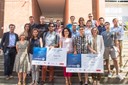 Imatge de tots els premiats amb els representants de les diferents entitats col·laboradores