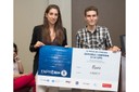 Judith Cruixent, de KIC Innoenergy, atorga el tercer premi a Jordi Boix, estudiant d’informàtica a la FIB