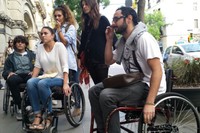 Estudiants de l'ETSAB estudiant en cadira de rodes l'accessibilitat  dels comerços de Creu Coberta del barri d’Hostafrancs.