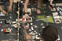 Els estudiants d'arquitectura treballant creant solucions urbanístiques sobre la maqueta de Poblenou, amb Pere IV com a eix principal del barri