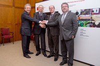 Peu de foto: d'esquerra a dreta, Jordi Alvinyà, Ginés Alarcón, Antoni Giró i Josep Joan Moreso, durant l'acte de signatura de la Carta d'interès del BCIT.