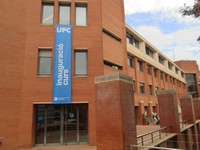 Façana del Vèrtex amb el cartell que anuncia la inauguració del curs acadèmic 2015-2016