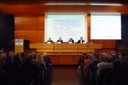 Plànol general de la sala i dels participants a la taula rodona