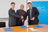 D'esquerra a dreta, Frederic Vilà, director de l'EPSEVG; Enric Fossas, rector de la UPC i Artur Costa, president de l’Associació Clúster del Packaging, durant el moment de la signatura