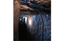 David Calero, investigador de l'Institut de Geomàtica, en un dels trams de l'aqüeducte subterrani.