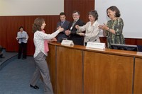 Sara Pérez, de l'Oficina de Serveis Web de la UPC, rep el guardó