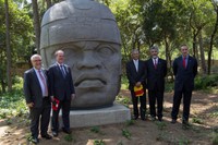 Mateo Valero, director del BSC-CNS; el rector de la UPC, Antoni Giró; el rector de la Universidad Veracruzana, Raúl Arias-Lovillo, un representat del consulat mexicà, i Antoni Vives, regidor de Les Corts de l'Ajuntament de Barcelona, en l'acte oficial de donació de la rèplica de la Cabeza Colosal Olmeca.