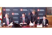 A la taula de la presentació, d'esquerra a dreta: Nicholas Brooke, president de la Hong Kong Science and Technology Parks Corporation, Antoni vives, tinent d'Hàbitat Urbà de l'Ajuntament de Barcelona i Pedro Díez, vicerector de Política Internacional de la UPC