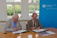 El rector de la UPC, Antoni Giró, i el president de la Fundación Laboral de la Construcción de Catalunya, Joan Santaulària, en el moment de la signatura del conveni, el 4 de juliol