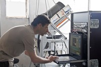 El professor Michaël Sicard, analitzant les dades junt al sistema lidar per al sondeig vertical de l'atmosfera