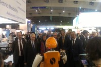 El robot TIBI de la UPC dóna la benvinguda a l'alcalde de Barcelona, Xavier Trias, al Saló.