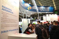 Imatge de l'estand amb els informadors i els visitants