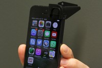 Dispositiu mòbil amb l'eina que servirà per mesurar l'aire.