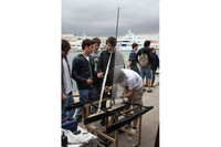 Embarcació A Full Sail amb membres de l'equip que la farà navegar