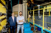 D'esquerra a dreta, els investigadors Manuel Gómez i  Eduardo Martínez