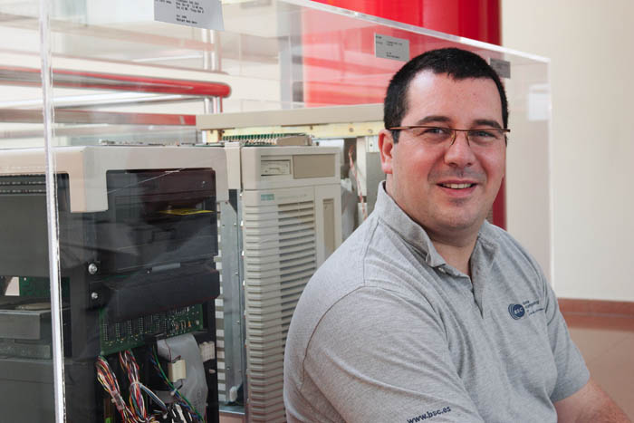 Àlex ramírez, al costat d’ordinadors antics. la llei de moore ha afavorit la reducció de les dimensions d’aquests aparells.