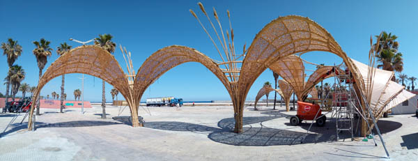 estructura de carpes a base d’arcs de canya natural: un dels escenaris al primavera sound 2017, creat per professorat de l’epseb i l’etsab